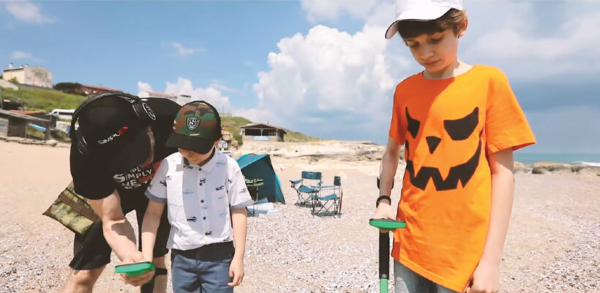 mini-midi-hoard-introduce-kids-metal-detecting